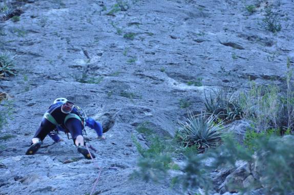 A Mili coloca a corda guia para nós, em parede de Potrero Chico, no nordeste do México